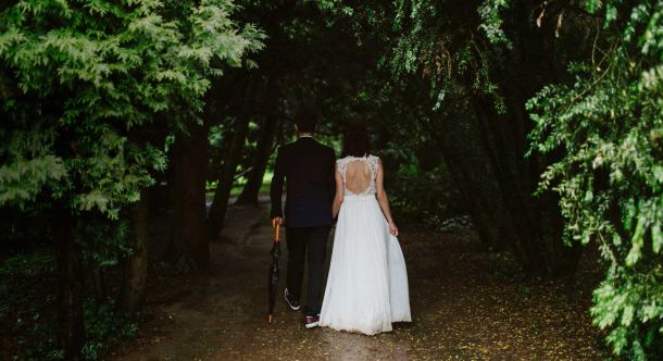 novios-paseo-jardin-restaurante